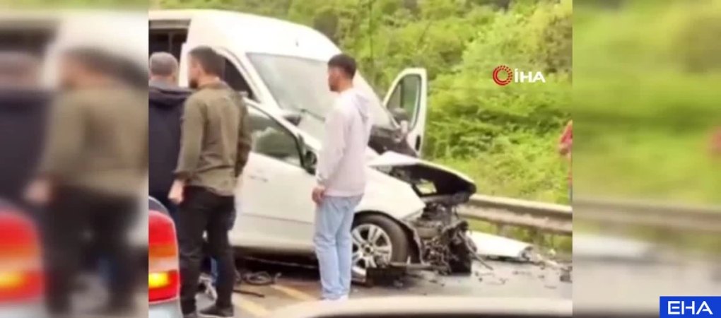 AnyConv.com__arnavutkoy-de-minibus-ile-otomobil-kafa-kafay-4-17246322_amp
