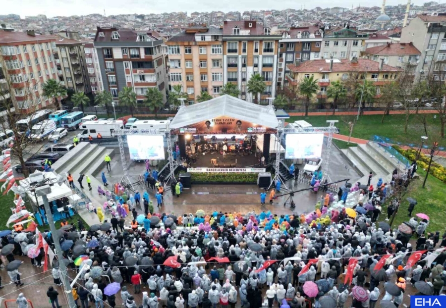 bahcelievlerde-ferdi-tayfuru-yuzlerce-seveni-sarkilariyla-andi_14dcf1e7792e
